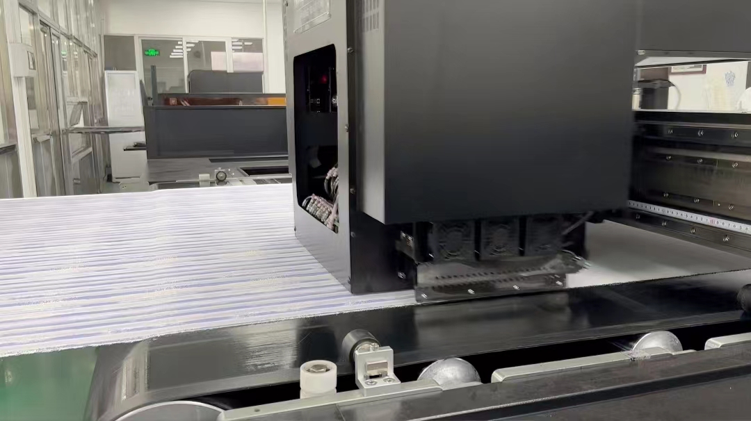 數碼印花(hua)打印時出現(xian)交叉色的原(yuán)因